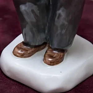 Коллекционная Авторская Фарфоровая статуэтка «Мальчик с коньками», ЛФЗ СССР 1958 год.