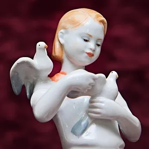 РЕДКОСТЬ!! Фарфоровая Статуэтка «Пионерка с голубями», ЛФЗ СССР - 1952 год.