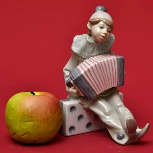Коллекционная Фарфоровая статуэтка «Маленький клоун с аккордеоном», Lladro Испания, 1971 - 1981 годы.