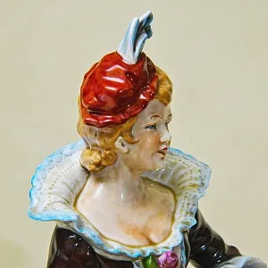 Большая Фарфоровая Статуэтка «Девушка на прогулке», GRAFENTHAL Германия - 1985год.