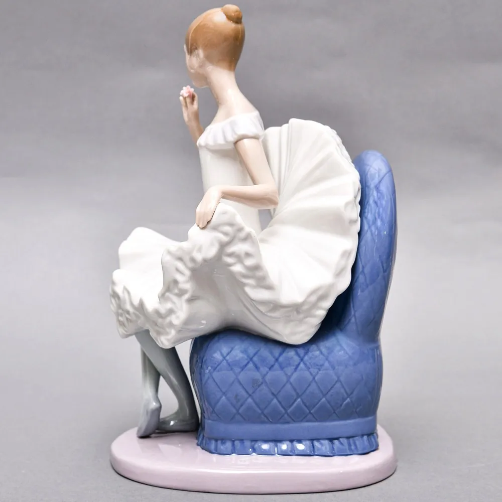 Коллекционная Фарфоровая статуэтка «Балерина в кресле с цветком», Nao by Lladro Испания.