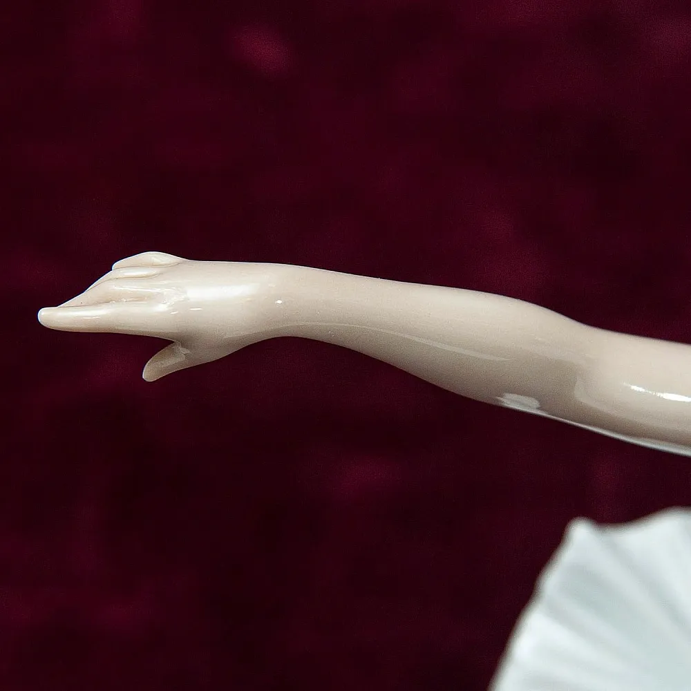 Коллекционная Фарфоровая статуэтка «Балерина - Лебединое озеро» Lladro, Испания.