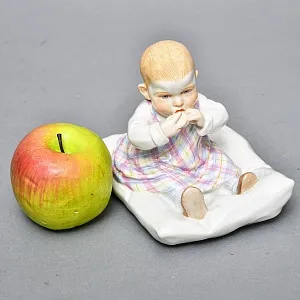 Коллекционная Фарфоровая статуэтка «Дети Хеншеля. Ребёнок, сидящий на подушке», Meissen Германия. 