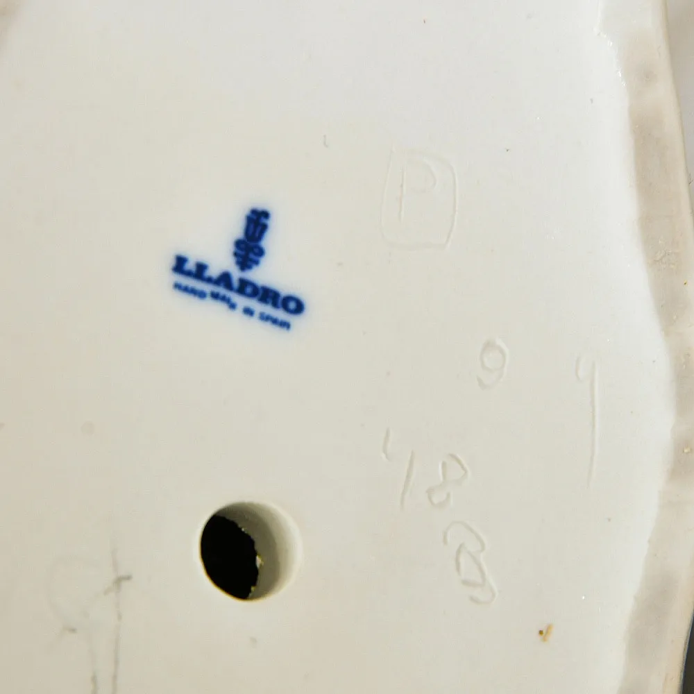 Авторская Фарфоровая Статуэтка «Девочка с цветами и cобака», Lladro Испания - 1974 год.