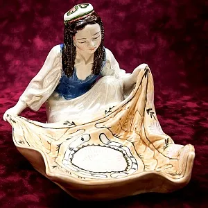 Коллекционная статуэтка - мелочевница «Узбечка с ковром», Фаянс ЗиК Конаково СССР, 1952 - 1962 годы. 