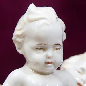 Коллекционная Фарфоровая статуэтка «Путти с мячом», Германия - середина ХХ века. 