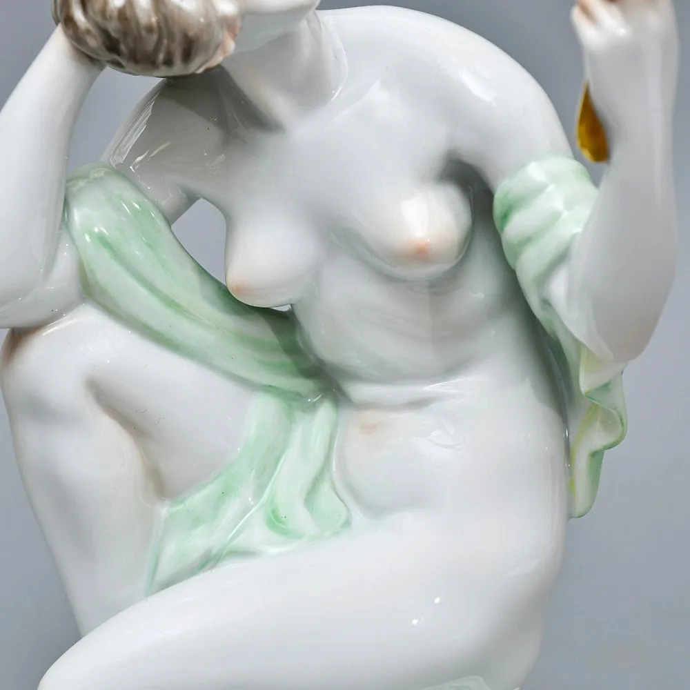 Коллекционная Фарфоровая статуэтка «Обнаженная девушка с зеркалом», HEREND Венгрия.