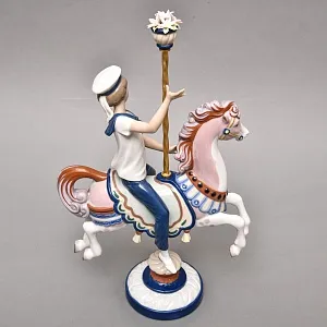 Коллекционная Фарфоровая статуэтка «Мальчик в матроске на карусельной лошадке», Lladro Испания. 