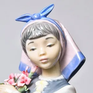 Коллекционная Фарфоровая статуэтка «Голландская Девочка с с цветами», Lladro Испания -1983 год..