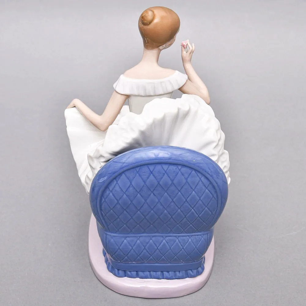 Коллекционная Фарфоровая статуэтка «Балерина в кресле с цветком», Nao by Lladro Испания.