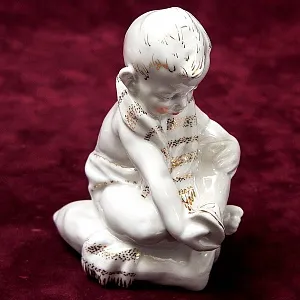 Статуэтка - Фарфоровая Статуэтка «Мальчик с Сандалией» СССР, Песочное -1960 год.