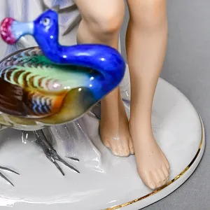 Коллекционная статуэтка «Обнаженная девушка с зеркалом и павлином», Фарфор, FASOLD & STAUCH Германия.