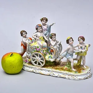 Коллекционная Фарфоровая статуэтка «ПУТТИ - Триумфаторы», Scheibe-Alsbach Германия.