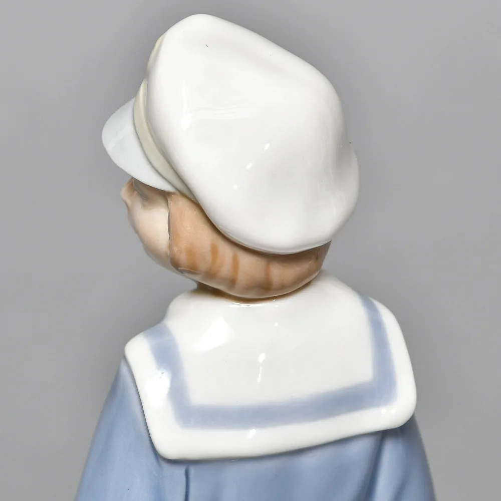 Коллекционная Фарфоровая статуэтка «Мальчик c корабликом», Lladro Испания, вторая половина ХХ века.