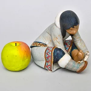 Фарфоровая Статуэтка  «Эскимос девочка - замерзла», Грес Lladro, Испания - 1985 год.