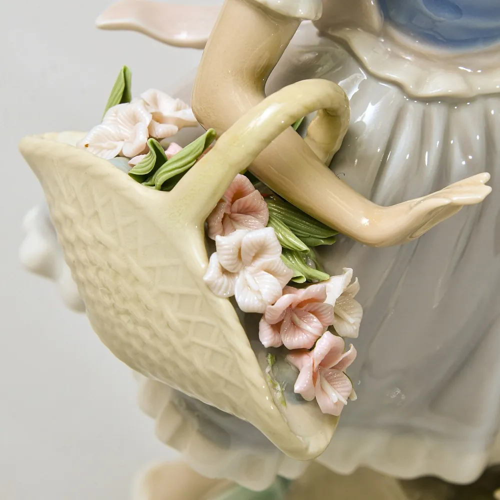 Авторская Фарфоровая Статуэтка «Девочка с цветами и cобака», Lladro Испания - 1974 год.