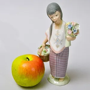 Авторская Фарфоровая статуэтка «ЛУПИТА. Девочка с цветами и корзинкой яблок», Lladro Испания.