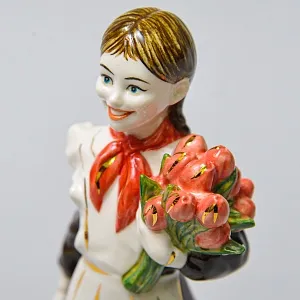 Авторская Коллекционная Фарфоровая Статуэтка «Школьница - Пионерка с букетом тюльпанов», Россия.