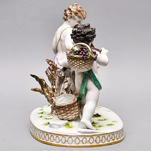  Антикварная статуэтка «Путти с козлом и виноградом», Фарфор Karl Thime Dresden, Германия.