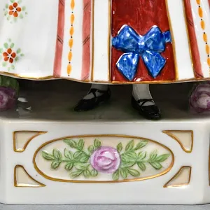 Коллекционная статуэтка «Модница в шляпке», Фарфор, SITZENDORF Германия, первая половина ХХ века.