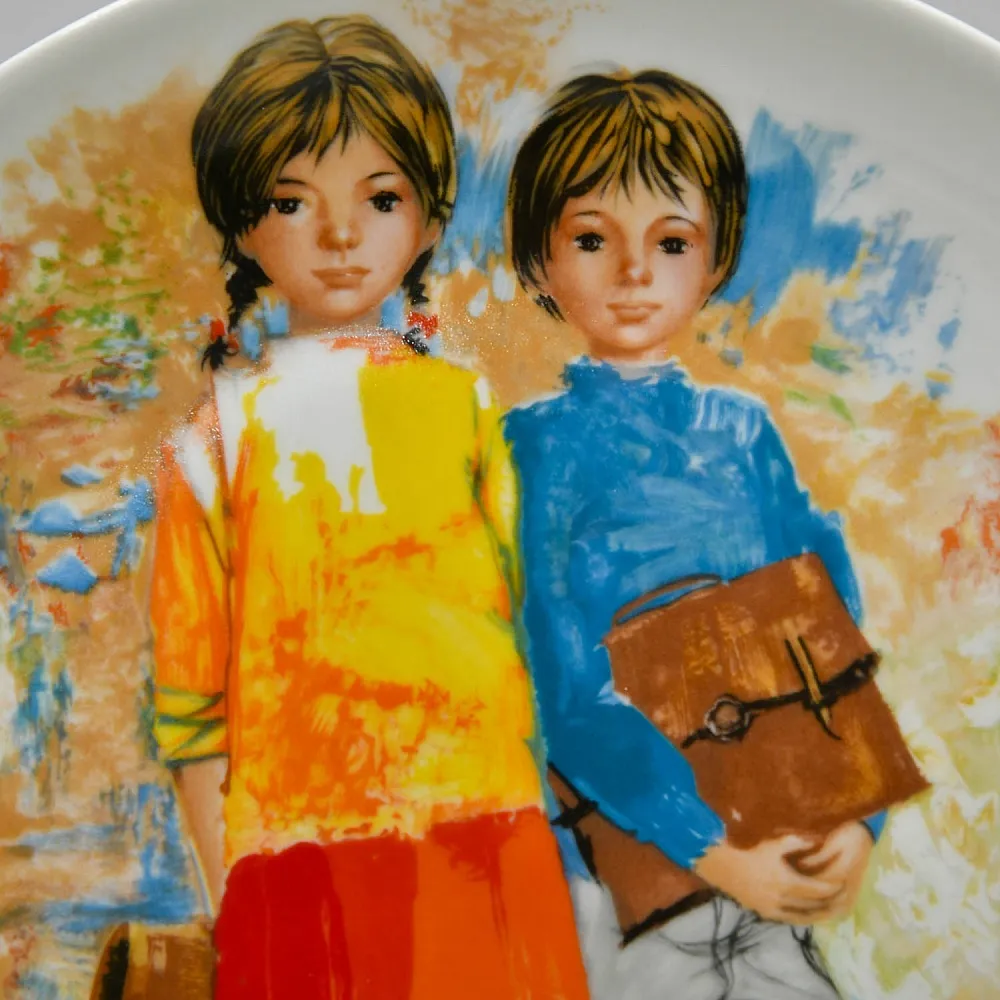 Авторская Тарелка «Дети. Эмилия и Филипп». Фарфор Limoges Франция - 1980 год.