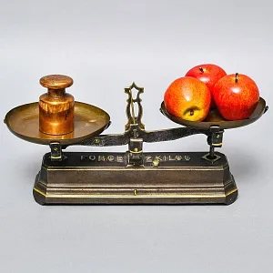 Антикварные Кухонные весы с двумя латунными чашами FОRCE на 2кг. Франция начало ХХ века!