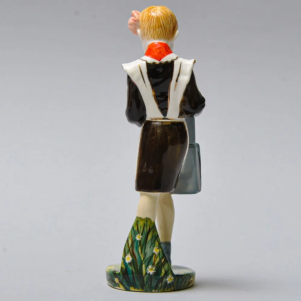 Авторская Коллекционная Фарфоровая Статуэтка «Школьница - Пионерка с портфелем», Россия.