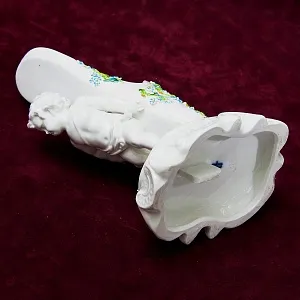 Антикварная Вазочка - Статуэтка «Путти с туфелькой», Фарфор SITZENDORF Германия 1880-1900 годы.