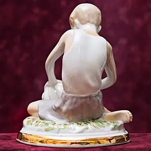 Фарфоровая статуэтка «Мальчик, надувающий мяч», «Красный фарфорист» Чудово, СССР -1956 год. 