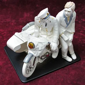 Большая Коллекционная Авторская Статуэтка «Берегись автомобиля», фарфор, Россия.