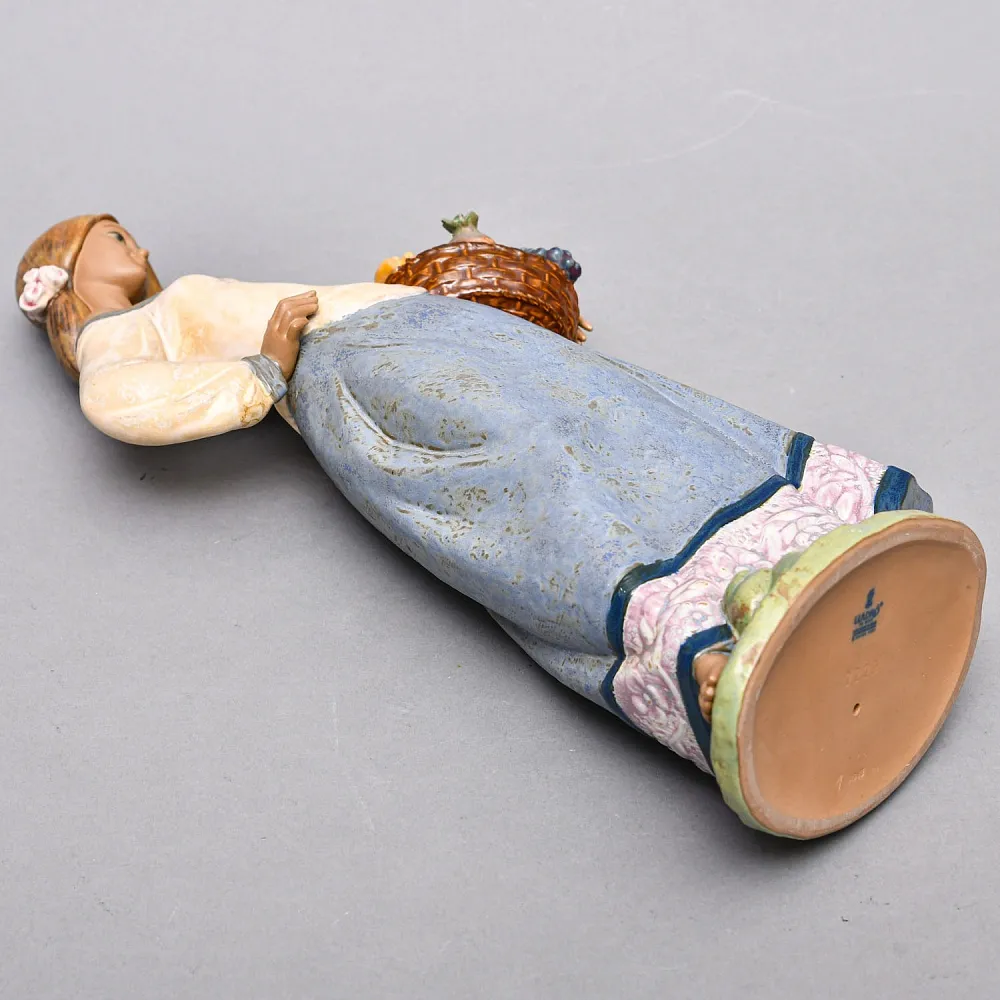 Большая Фарфоровая статуэтка «Девушка с корзиной фруктов», Lladro серия Грес, Испания.