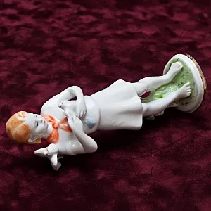 РЕДКОСТЬ!! Фарфоровая Статуэтка «Пионерка с голубями», ЛФЗ СССР - 1952 год.