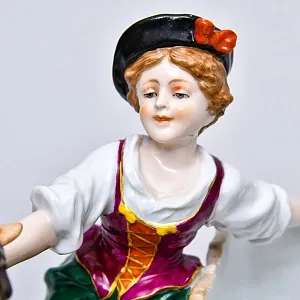 Коллекционная Фарфоровая статуэтка «Сбор винограда», Германия - вторая половина ХХ века. 