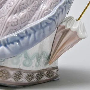 Винтажная Фарфоровая статуэтка "Девочка с зонтиком. Эвита", Lladro Испания - 1983 год.