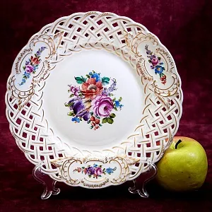 Коллекционная Тарелка - Блюдо «Садовый букет» Прорезной Фарфор, SP Dresden Германия.