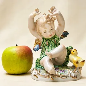Коллекционная Фарфоровая статуэтка «Девочка-Ангел и Цыпленок» SANDIZELL Германия.