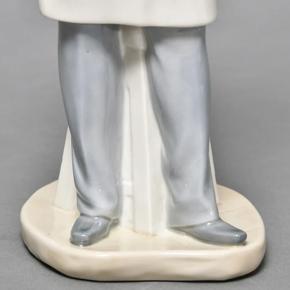 Коллекционная Фарфоровая статуэтка «Доктор. Мужчина Врач», NAO by Lladro Испания. 