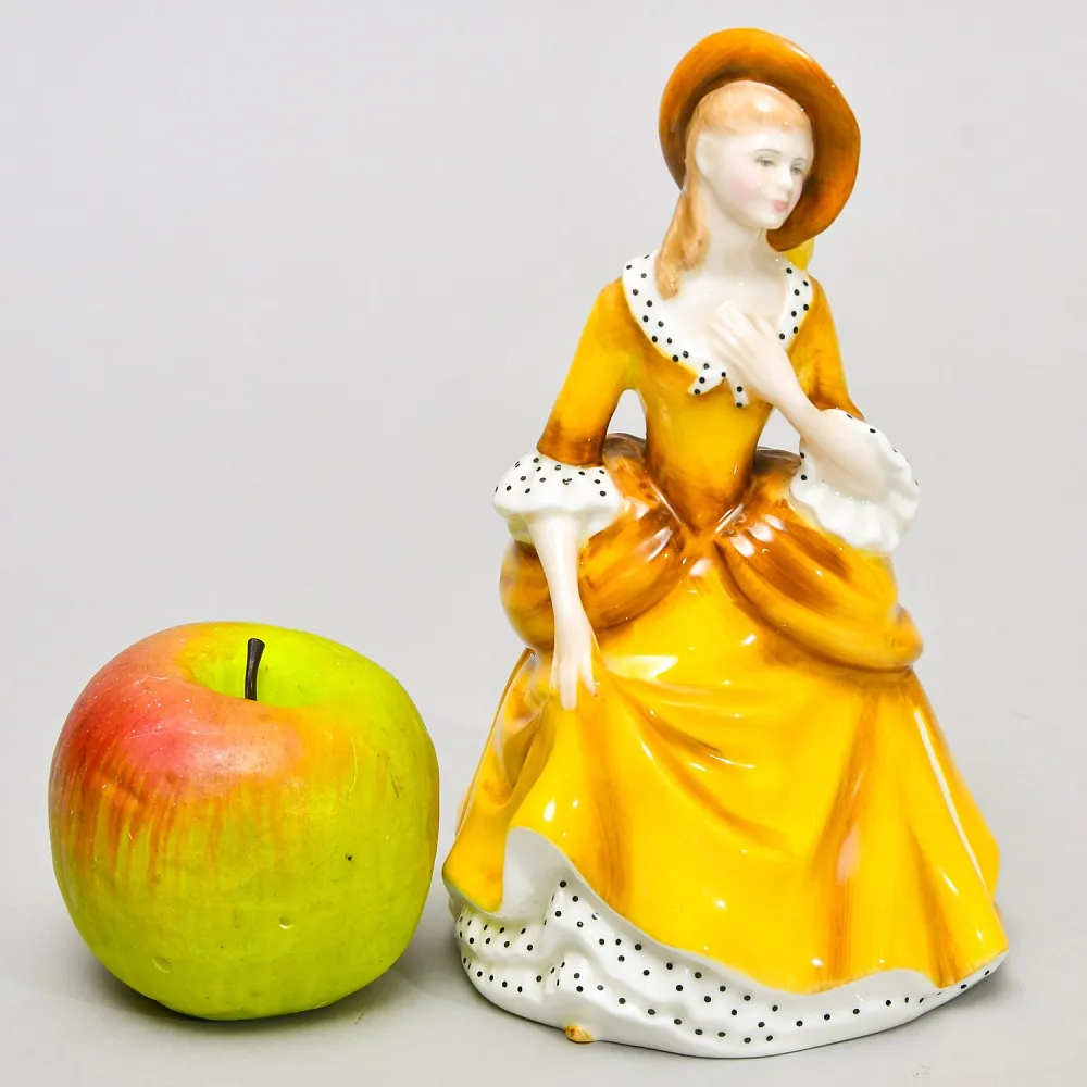 Коллекционная Фарфоровая статуэтка «Девушка в желтом платье. Сандра»,  Royal Doulton Англия.