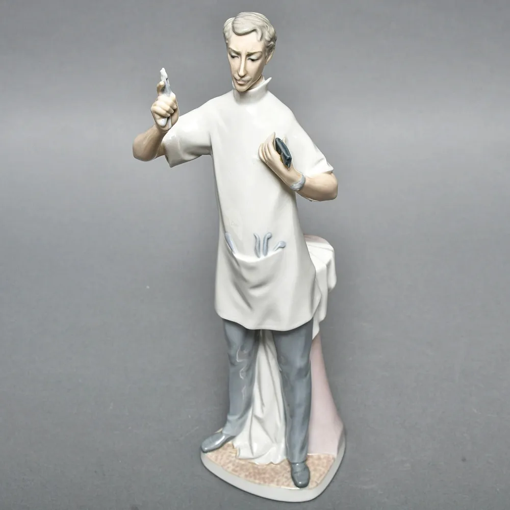  Коллекционная Фарфоровая статуэтка «Врач - Стоматолог», Lladro Испания, 1977 год.