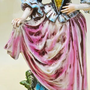 Большая Фарфоровая Статуэтка «Девушка на прогулке», GRAFENTHAL Германия - 1985год.