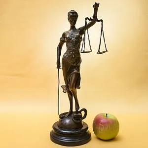 Большая Бронзовая статуэтка «ФЕМИДА - Богиня правосудия», J.B.Hirsch конец ХХ - начало ХХI веков. 