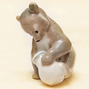 Коллекционная Фарфоровая Статуэтка «Мишка с крынкой», СССР ЛЗФИ, 1956 - 1967 года. 