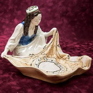 Коллекционная статуэтка - мелочевница «Узбечка с ковром», Фаянс ЗиК Конаково СССР, 1952 - 1962 годы. 