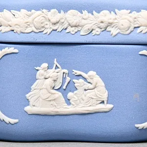 Шкатулка - Бонбоньерка «Античный мотив», фарфор ВЕДЖВУД / WEDGWOOD, Англия, вторая половина ХХ века.