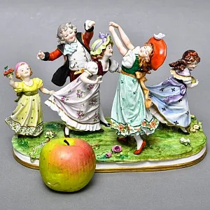 Большая Антикварная Статуэтка «Детские забавы - Ручеек», фарфор Scheibe - Alsbach, Германия.