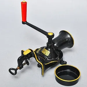 Старинная Чугунная Ручная Механическая Мельница - Кофемолка, Англия начало ХХ века.