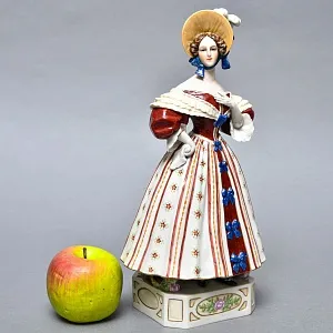 Коллекционная статуэтка «Модница в шляпке», Фарфор, SITZENDORF Германия, первая половина ХХ века.