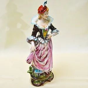 Большая Фарфоровая Статуэтка «Девушка на прогулке», GRAFENTHAL Германия - 1985год.