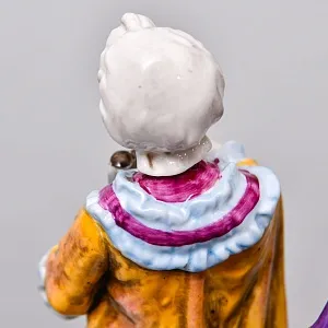 Коллекционная Фарфоровая статуэтка «Жареные каштаны», VOLKSTEDT Германия, середина ХХ века. 