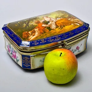 Винтажная Фарфоровая Шкатулка «Свидание в саду», Франция - первая половина ХХ века.